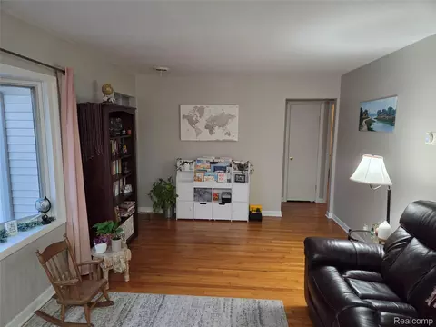 Living - 829 Exchange St, Owosso, MI 48867 photo 1 of 2