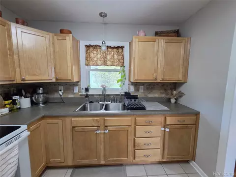 Kitchen - 829 Exchange St, Owosso, MI 48867 photo 3 of 3
