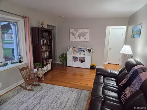 Living - 829 Exchange St, Owosso, MI 48867 photo 2 of 2