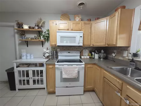 Kitchen - 829 Exchange St, Owosso, MI 48867 photo 2 of 3