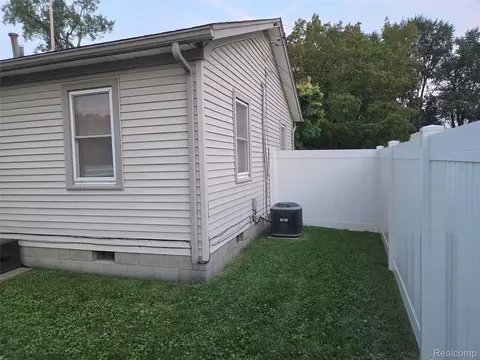 Exterior - 829 Exchange St, Owosso, MI 48867 photo 2 of 5