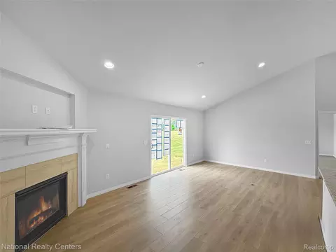 Living - 376 Devonshire Dr #29, Lapeer, MI 48446 photo 4 of 4