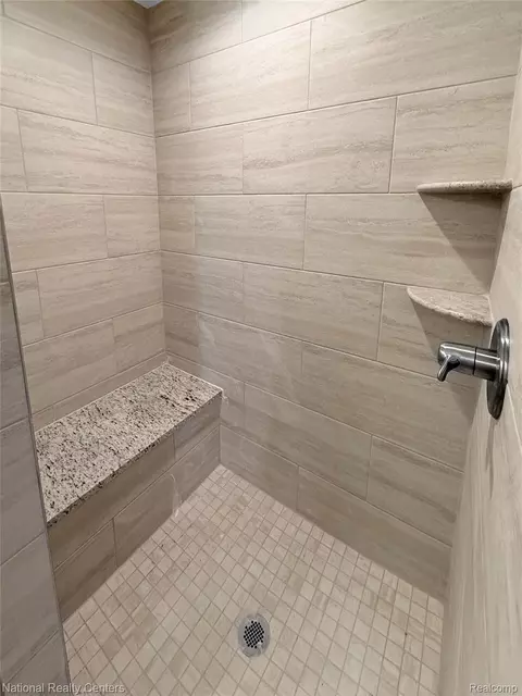Bath - 376 Devonshire Dr #29, Lapeer, MI 48446 photo 2 of 6