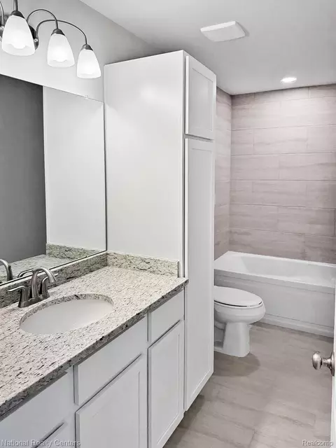 Bath - 376 Devonshire Dr #29, Lapeer, MI 48446 photo 5 of 6