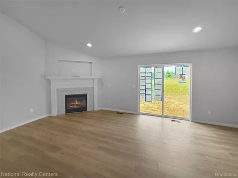 Living - 376 Devonshire Dr #29, Lapeer, MI 48446 photo 3 of 4