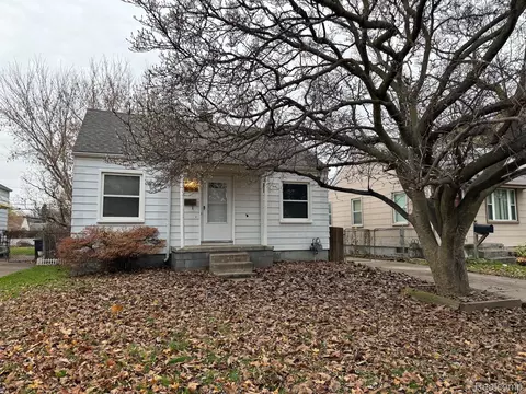 18747 Woodcrest St, Harper Woods, MI 48225
