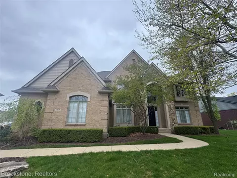 192 Greenan Ln, Orion, MI 48362
