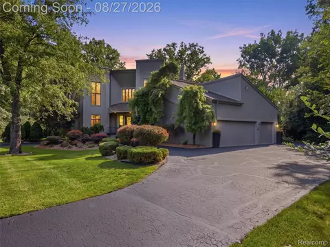 1250 Sunniwood Pl, Oakland, MI 48306