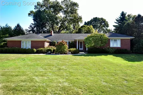 3851 Carriage Rd, Bloomfield Hills, MI 48301