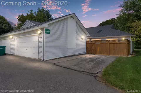 9500 Marina Ct, White Lake, MI 48386