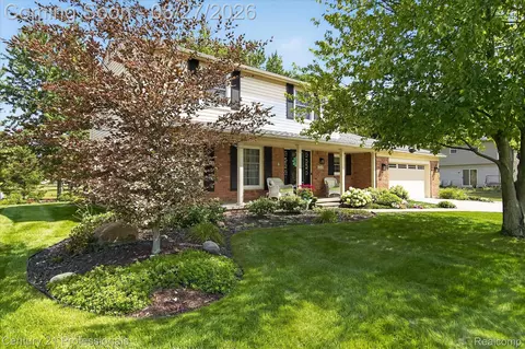 17634 Country Club Dr, Livonia, MI 48152