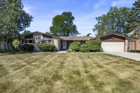 27957 Tavistock Trl, Southfield, MI 48034