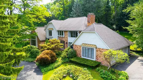 251 Woodwind Dr, Bloomfield Hills, MI 48304