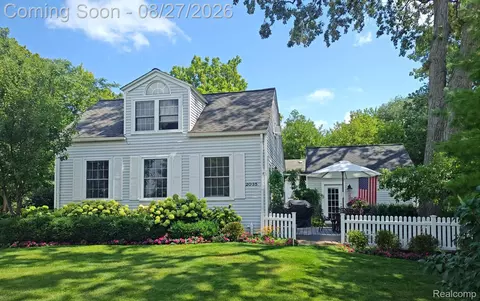 2035 Willow Beach St, Keego Harbor, MI 48320
