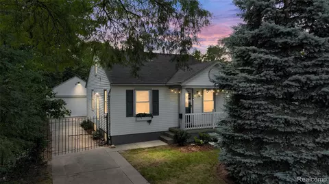 4993 Gateshead St, Grosse Pointe, MI 48236