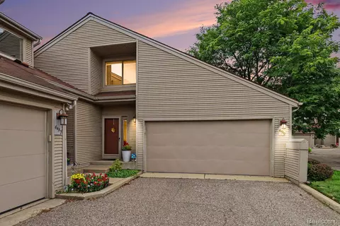 699 Charing Ct, Rochester Hills, MI 48307