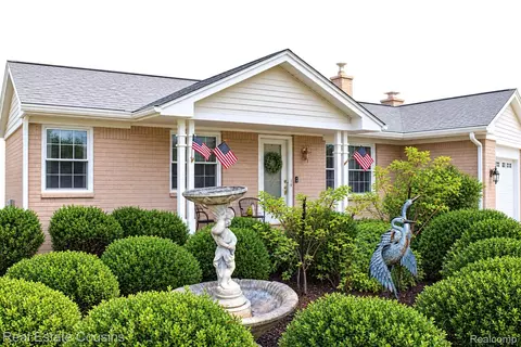 6258 Meadowwood Ln, Grand Blanc, MI 48439
