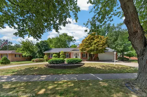 27701 California Dr NW, Lathrup Village, MI 48076