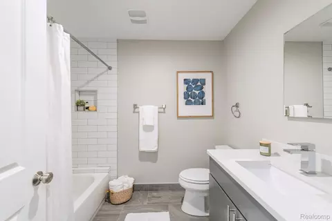 Bath - 3315 Mcdowell, Ferndale, MI 48220 photo 2 of 4