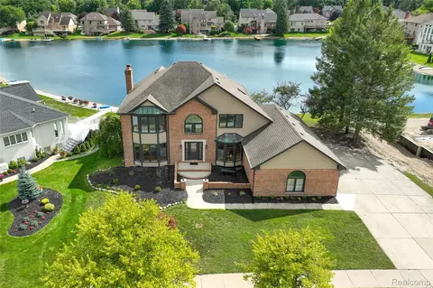 8828 Grace St, Shelby Township, MI 48317
