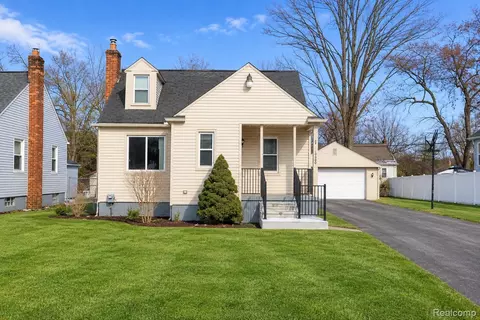 19490 Goldwin St, Southfield, MI 48075
