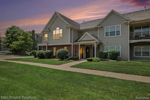 49086 W Woods Dr, Shelby Township, MI 48317