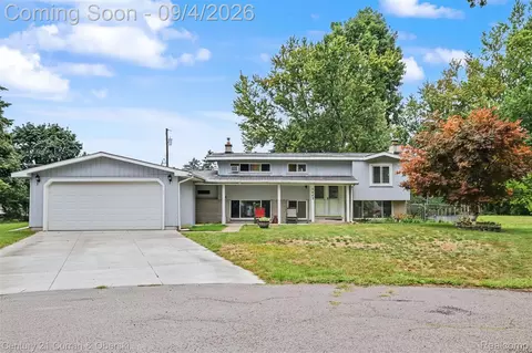 1869 Middle Trail Rd, Commerce, MI 48390