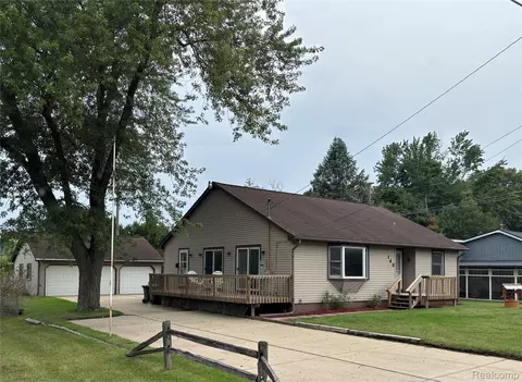 143 Schorn Dr, Orion, MI 48362