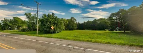 5666 Auburn Rd, Shelby, MI 48317