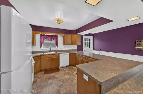 Kitchen - 8045 Chilson Rd, Pinckney, MI 48169 photo 2 of 4