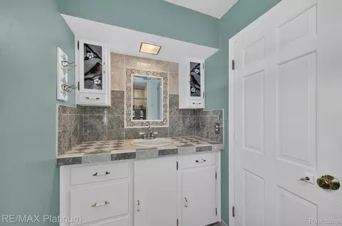 Bath - 8045 Chilson Rd, Pinckney, MI 48169 photo 2 of 3