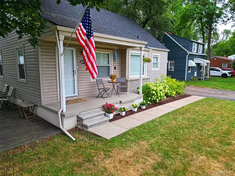 26100 Southwestern Hwy, Redford, MI 48239