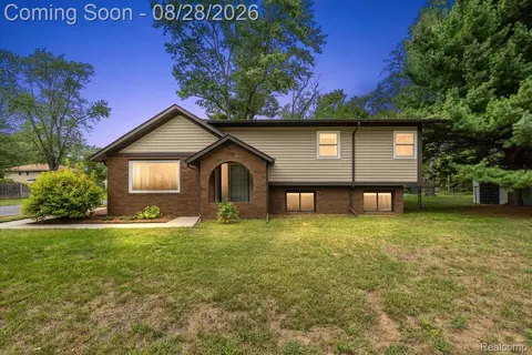 7710 Richardson Rd, West Bloomfield, MI 48323