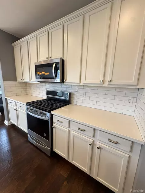 Kitchen - 16308 Adelaide Dr, Macomb, MI 48044 photo 3 of 8