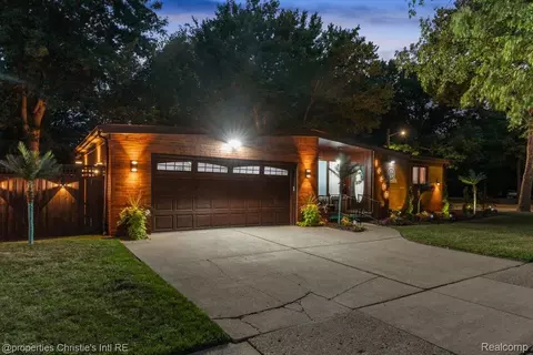 14400 Oak Park Blvd, Oak Park, MI 48237
