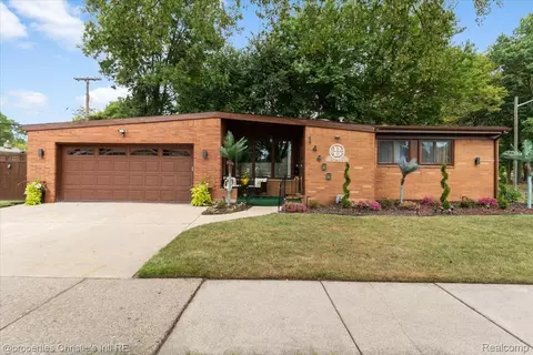14400 Oak Park Blvd, Oak Park, MI 48237