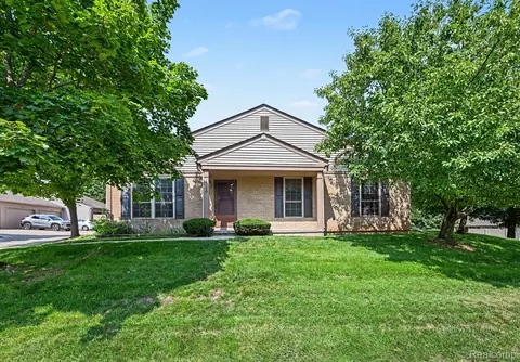 3150 Hidden Ridge Dr, Waterford, MI 48328