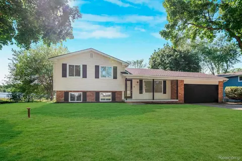 8965 Van Gordon St, White Lake, MI 48386