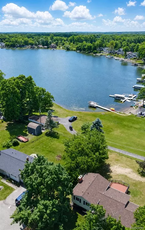 8965 Van Gordon St, White Lake, MI 48386