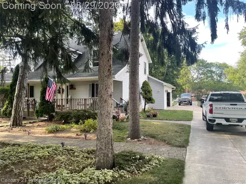 32120 Leona St, Garden City, MI 48135