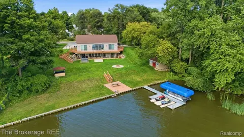 4499 5th St, Columbiaville, MI 48421