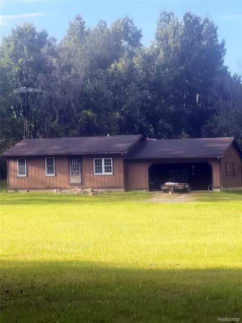 584 Miller Lake Rd, Deerfield, MI 48421