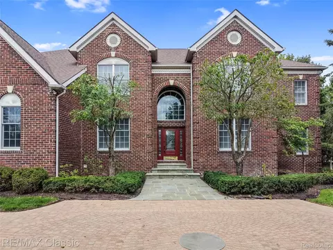 49899 Leyland Cir, Novi, MI 48374