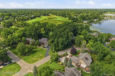 4473 Oak Pointe Dr, Genoa, MI 48116 photo 4