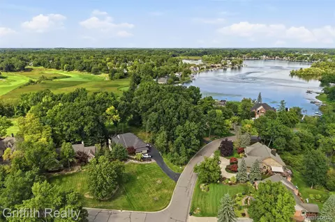 4473 Oak Pointe Dr, Genoa, MI 48116 photo 8