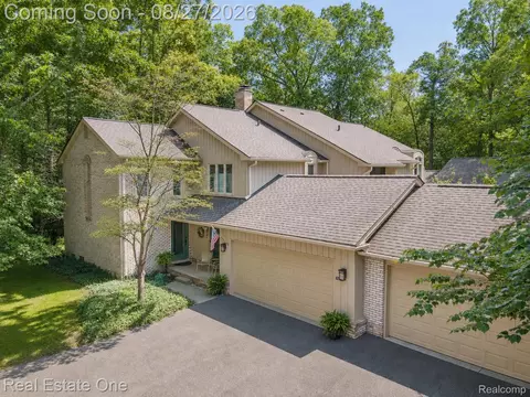 1361 Knollcrest Cir, Bloomfield Hills, MI 48304