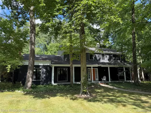 22636 King Richard Ct, Beverly Hills, MI 48025