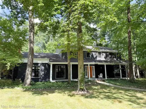 22636 King Richard Ct, Beverly Hills, MI 48025