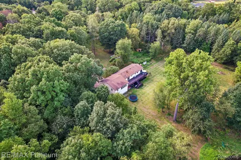 2805 Harmony Ln, Milford, MI 48380