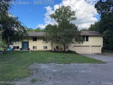 2805 Harmony Ln, Milford, MI 48380